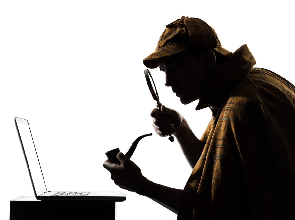  silhouette sombre d’un détective face à un écran d’ordinateurEuroRennes