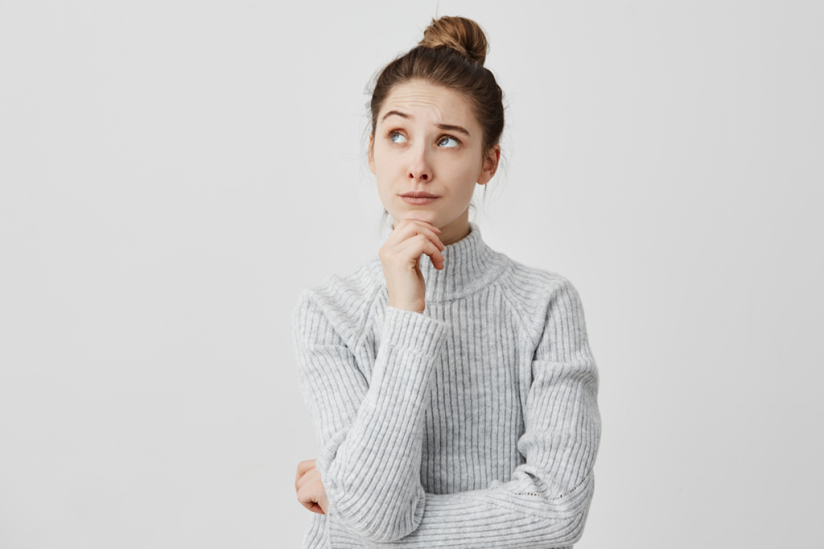 Gestion locative Rennes — Une jeune femme qui songe à investir en loi Pinel à Rennes