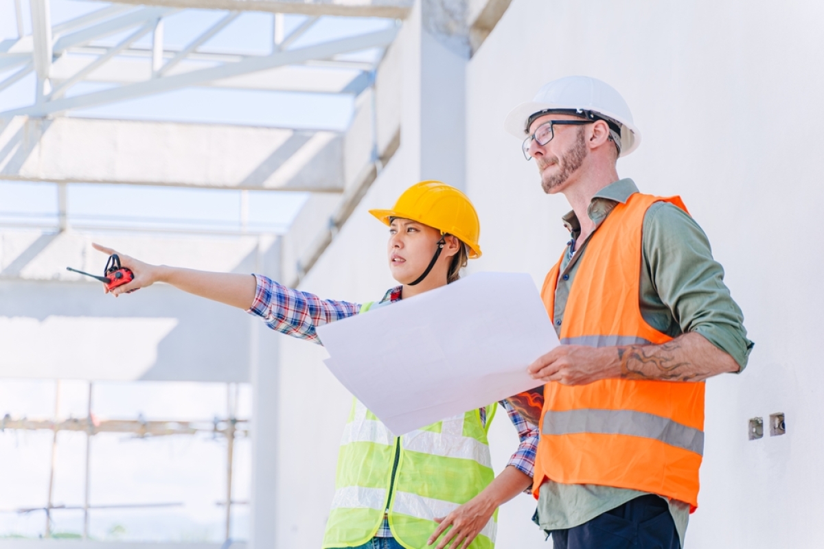 rénovation piscine saint-georges rennes – une cheffe de chantier pointe du doigt un élément à un ouvrier
