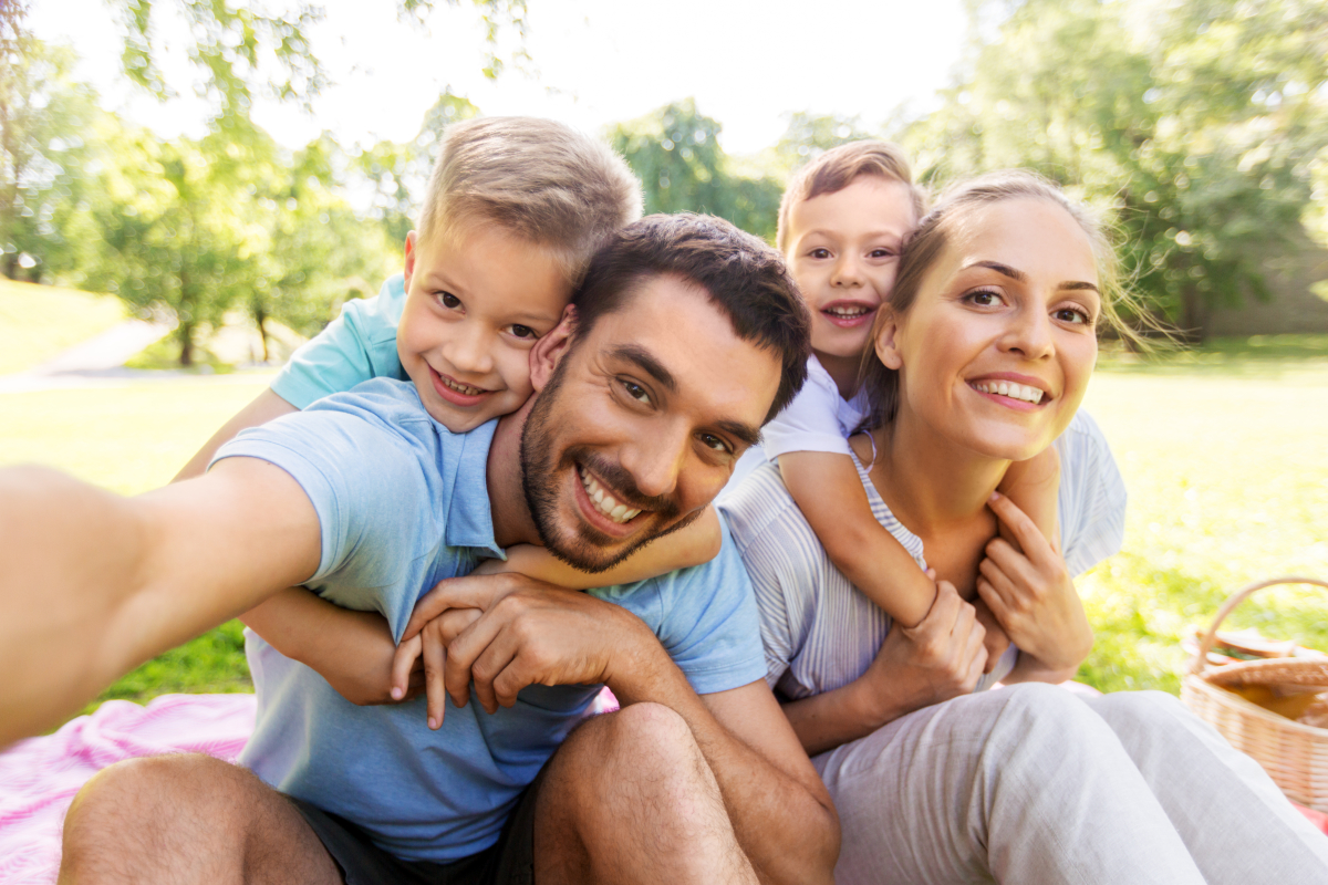 une famille classique avec deux enfants