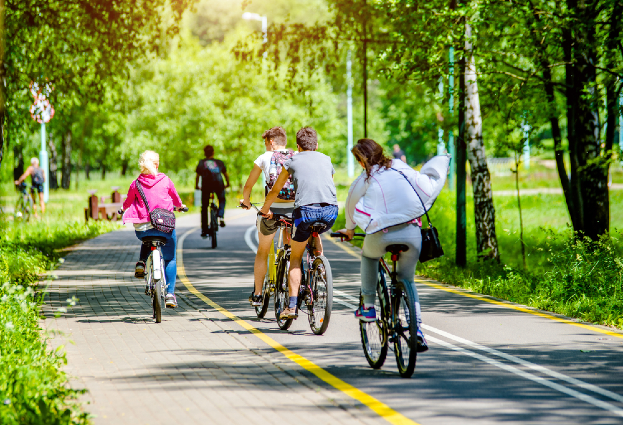 famille sur une piste cyclable