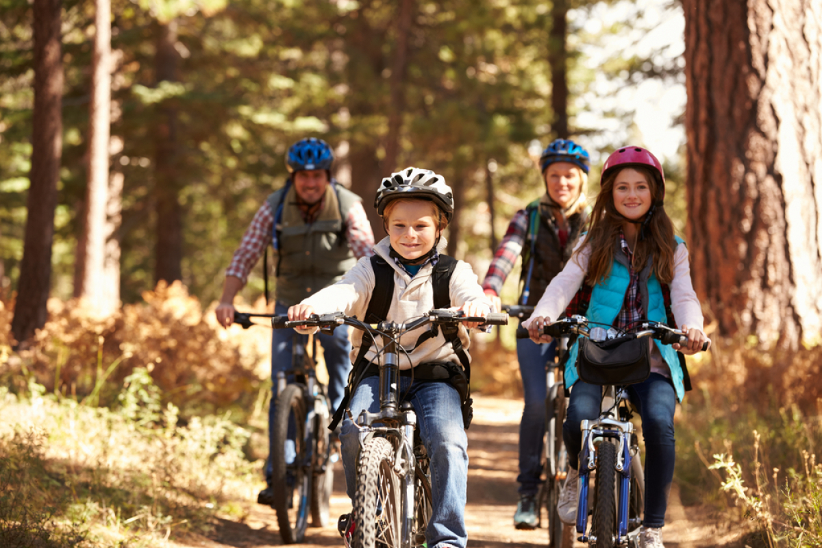 des cyclistes sur un chemin de campagne