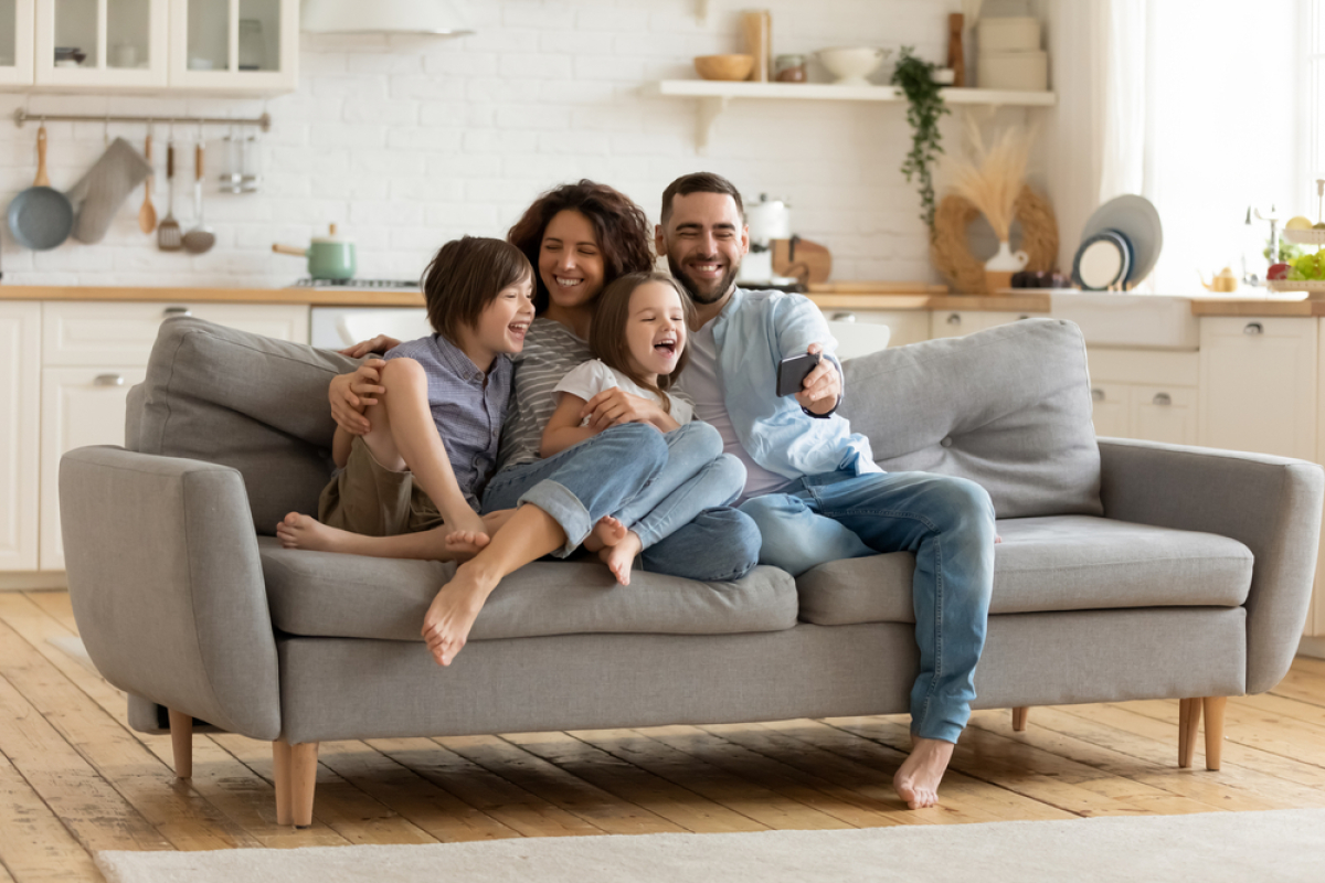 une famille heureuse sur un canapé de salon