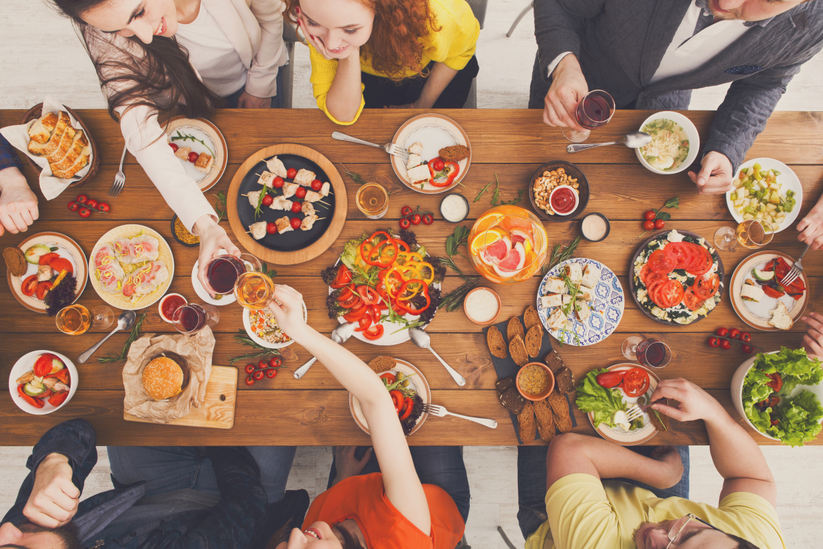 un brunch en terrasse entre amis