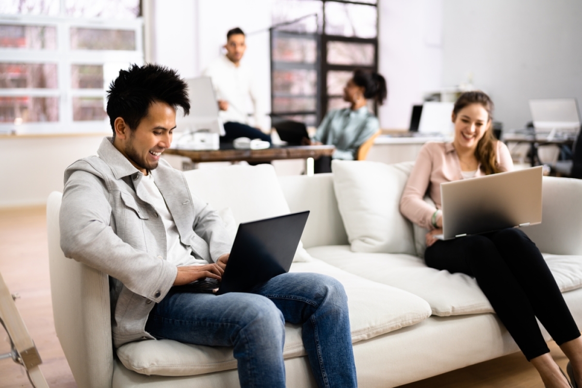 logement étudiant rennes crise – des jeunes dans un salon en coliving