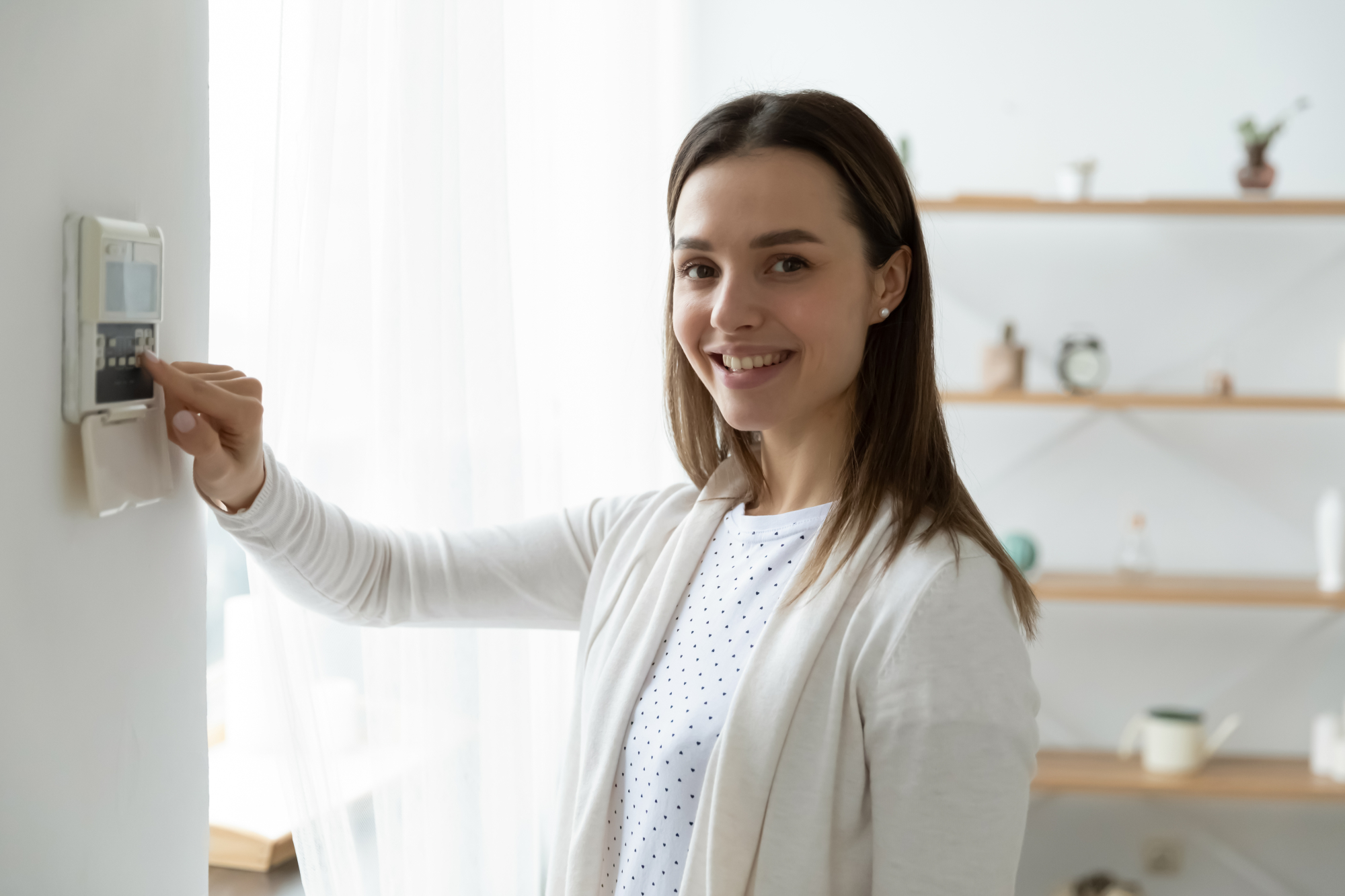 Une femme paramètre les objets connectés de sa maison