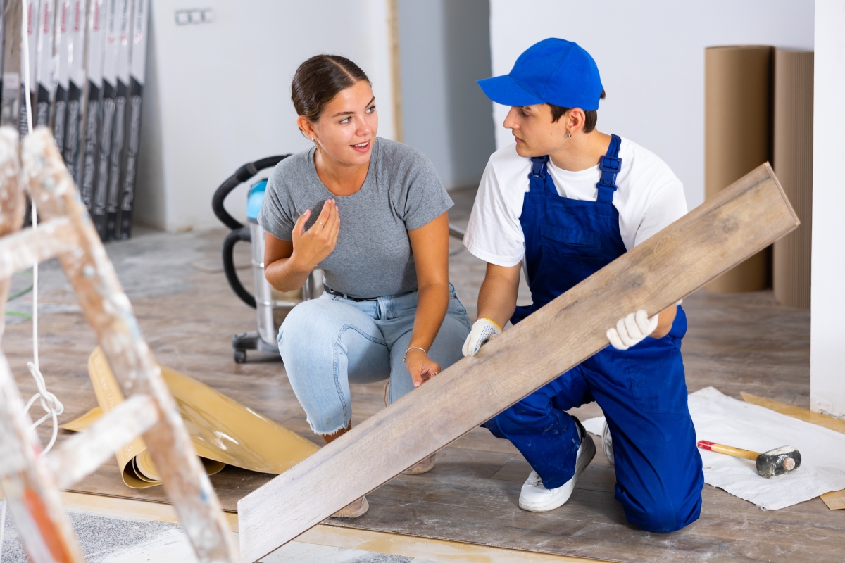 un jeune couple fait des travaux dans le séjour de son appartement