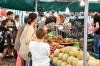 Un stand de fruits et légumes sur un marché