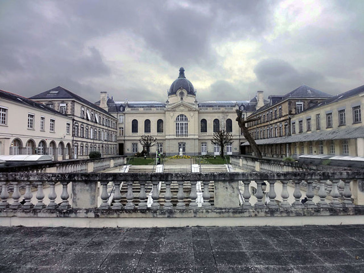 La cour d’honneur de l’Hôpital Guillaume Regnier