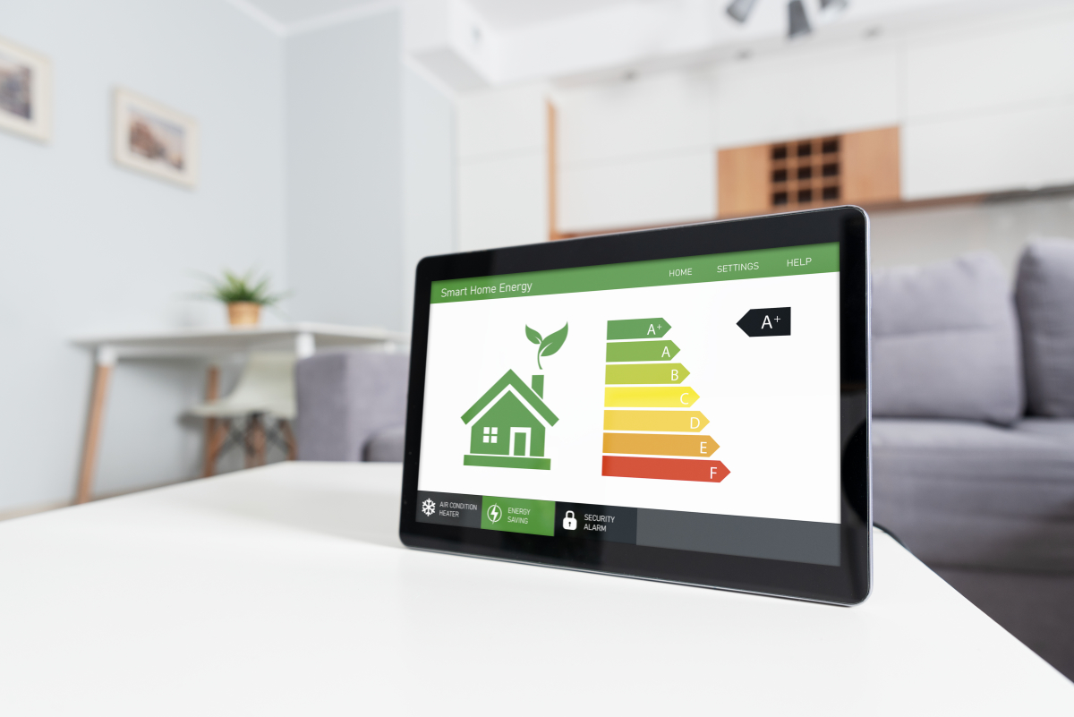 isolation thermique logement neuf – une tablette numérique avec un diagnostic DPE à l’écran