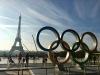 Statue représentant les anneaux des Jeux Olympiques avec la Tour Eiffel en fond