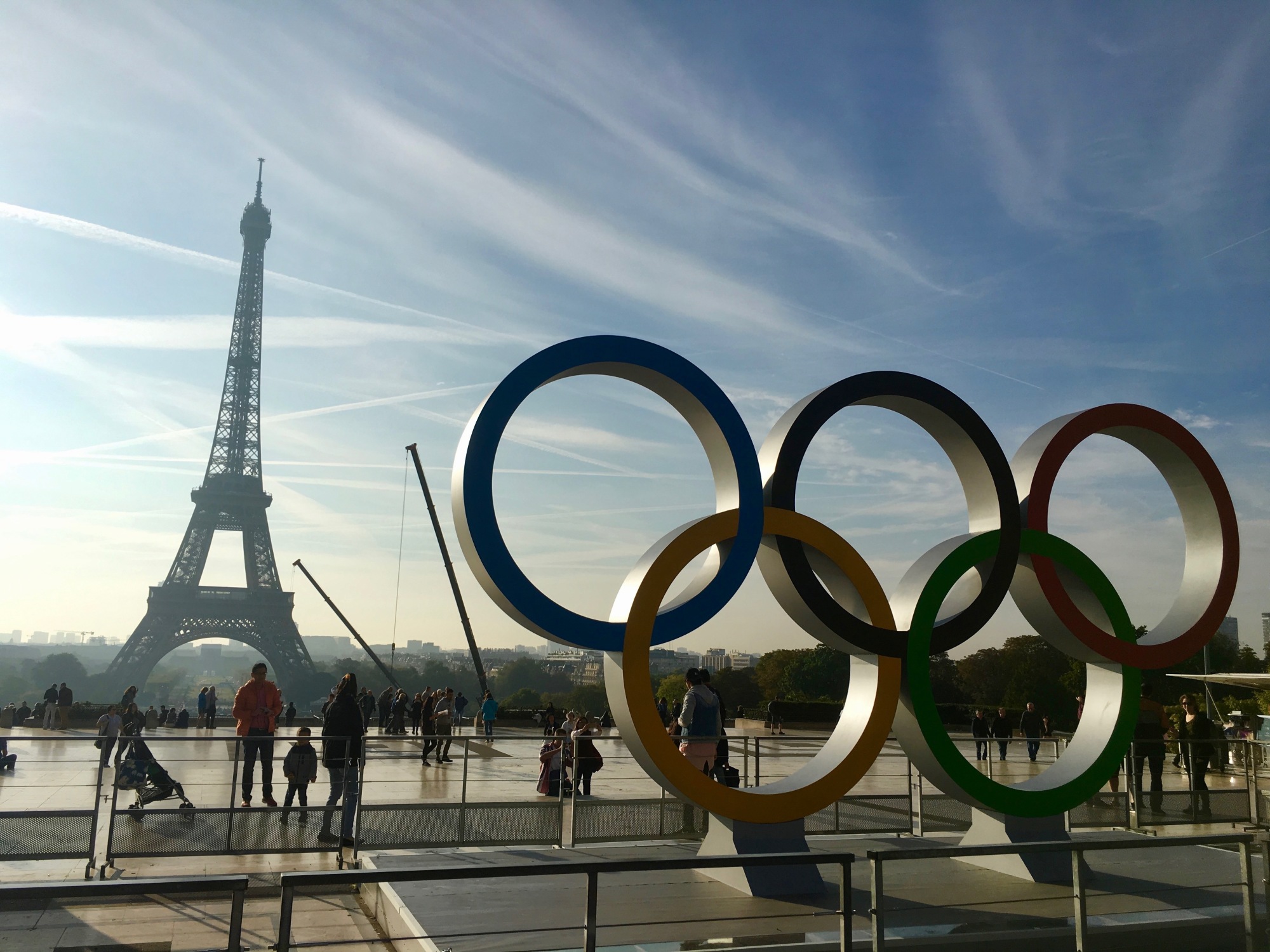 Statue représentant les anneaux des Jeux Olympiques avec la Tour Eiffel en fond