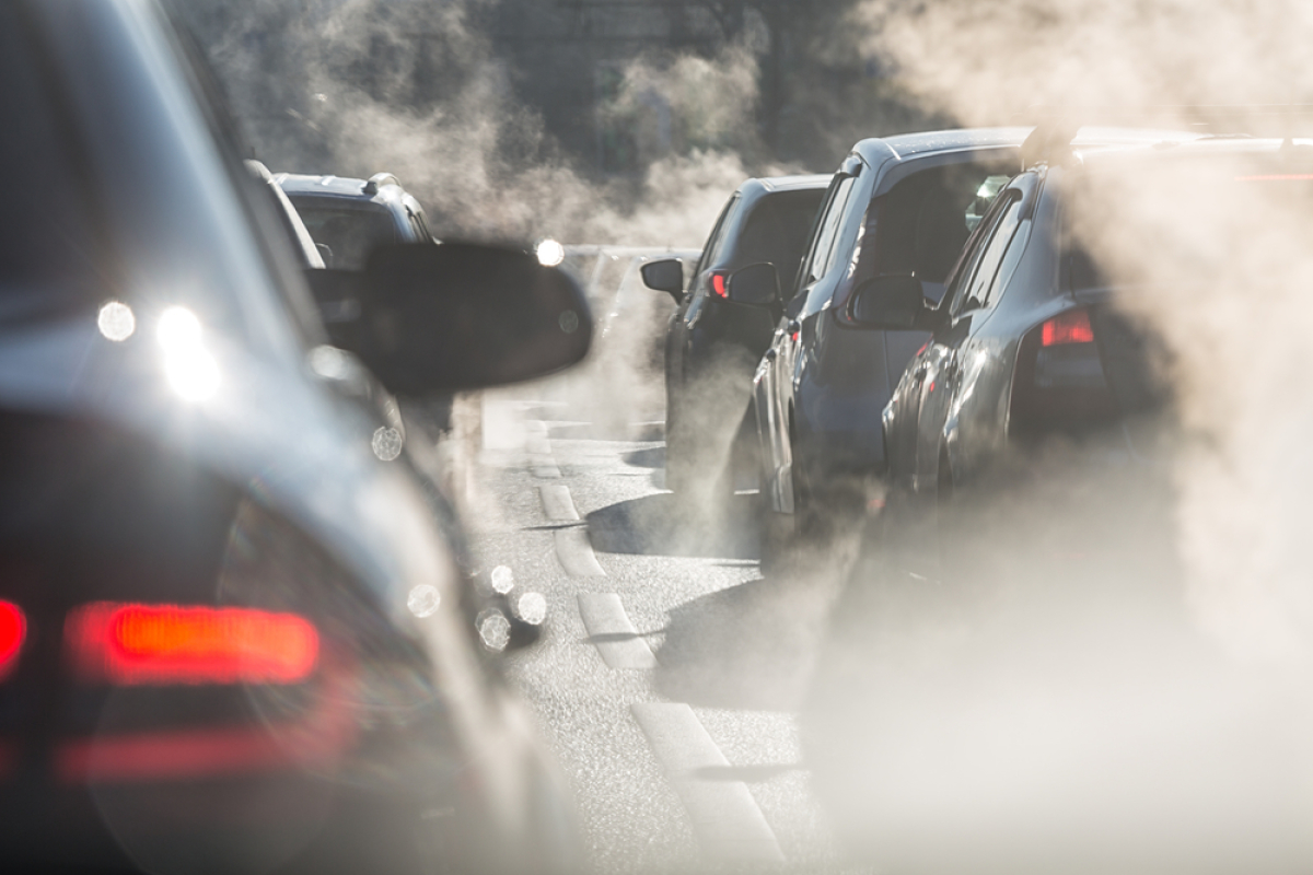 des voitures fumantes dans un embouteillage