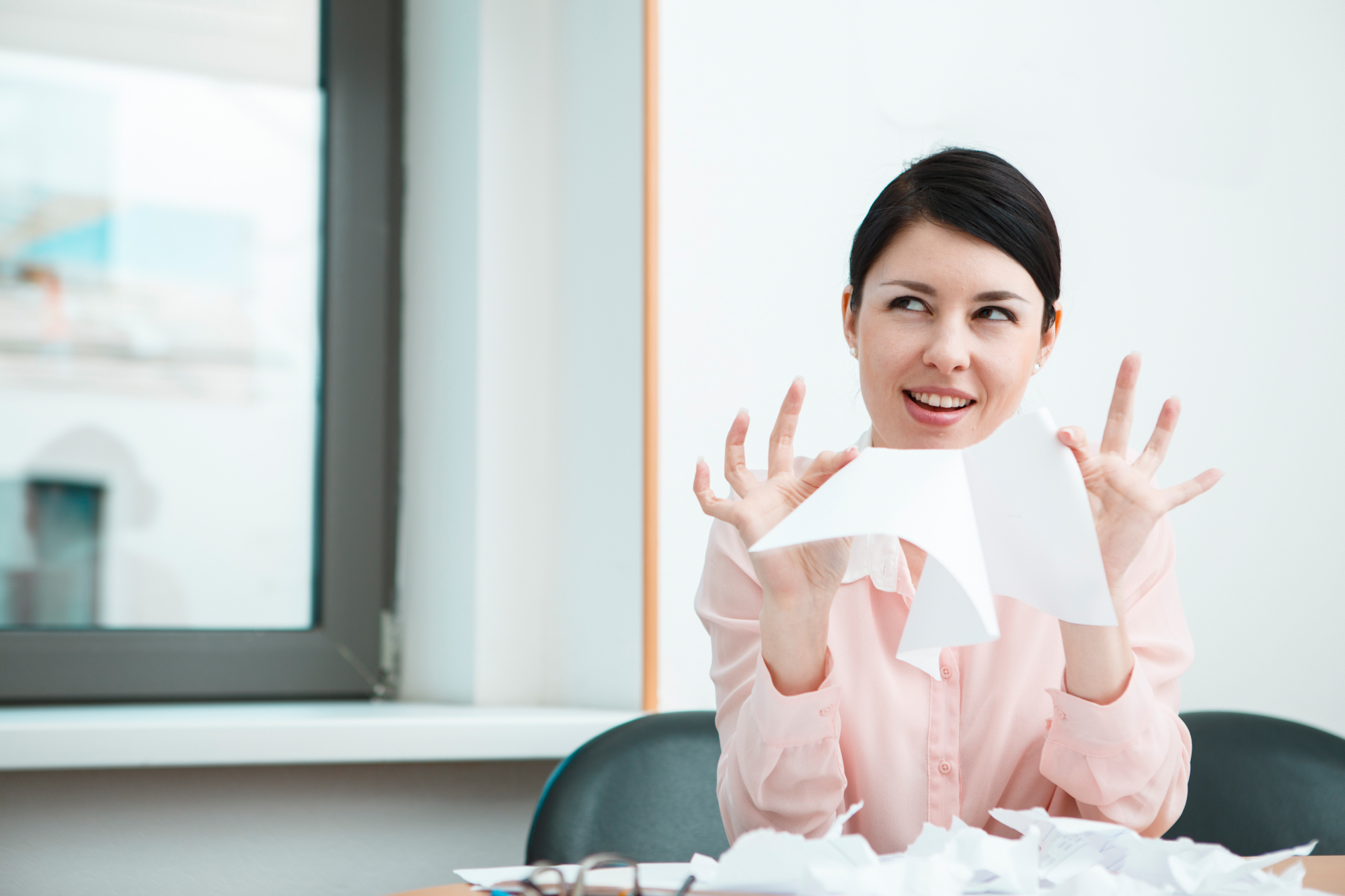 femme déchirant un contrat