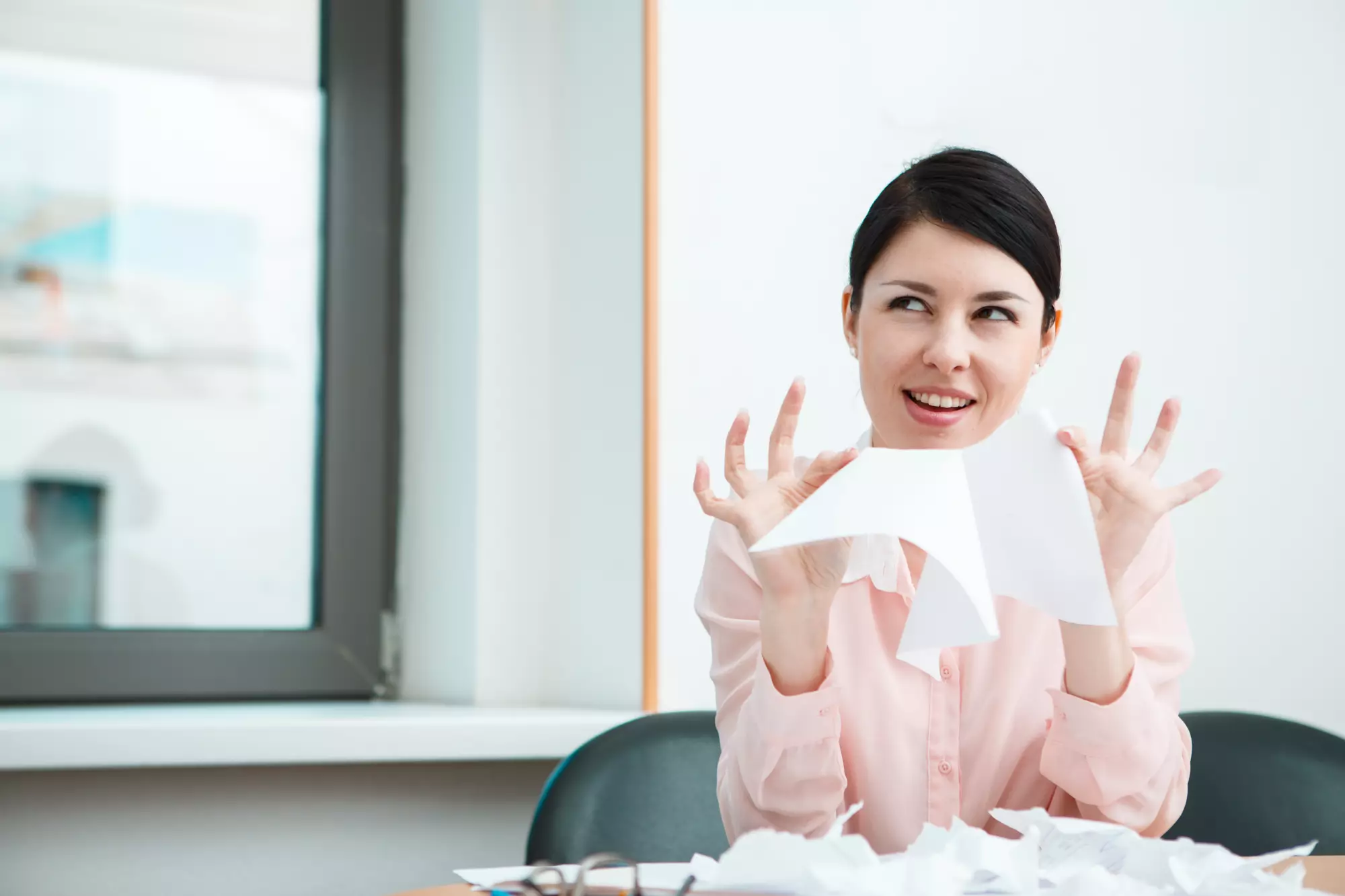 femme déchirant un contrat