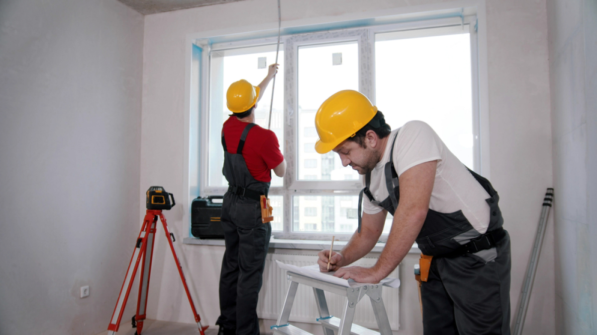 logements saint-brieuc, PLH et friches – des ouvriers effectuent des travaux de rénovation