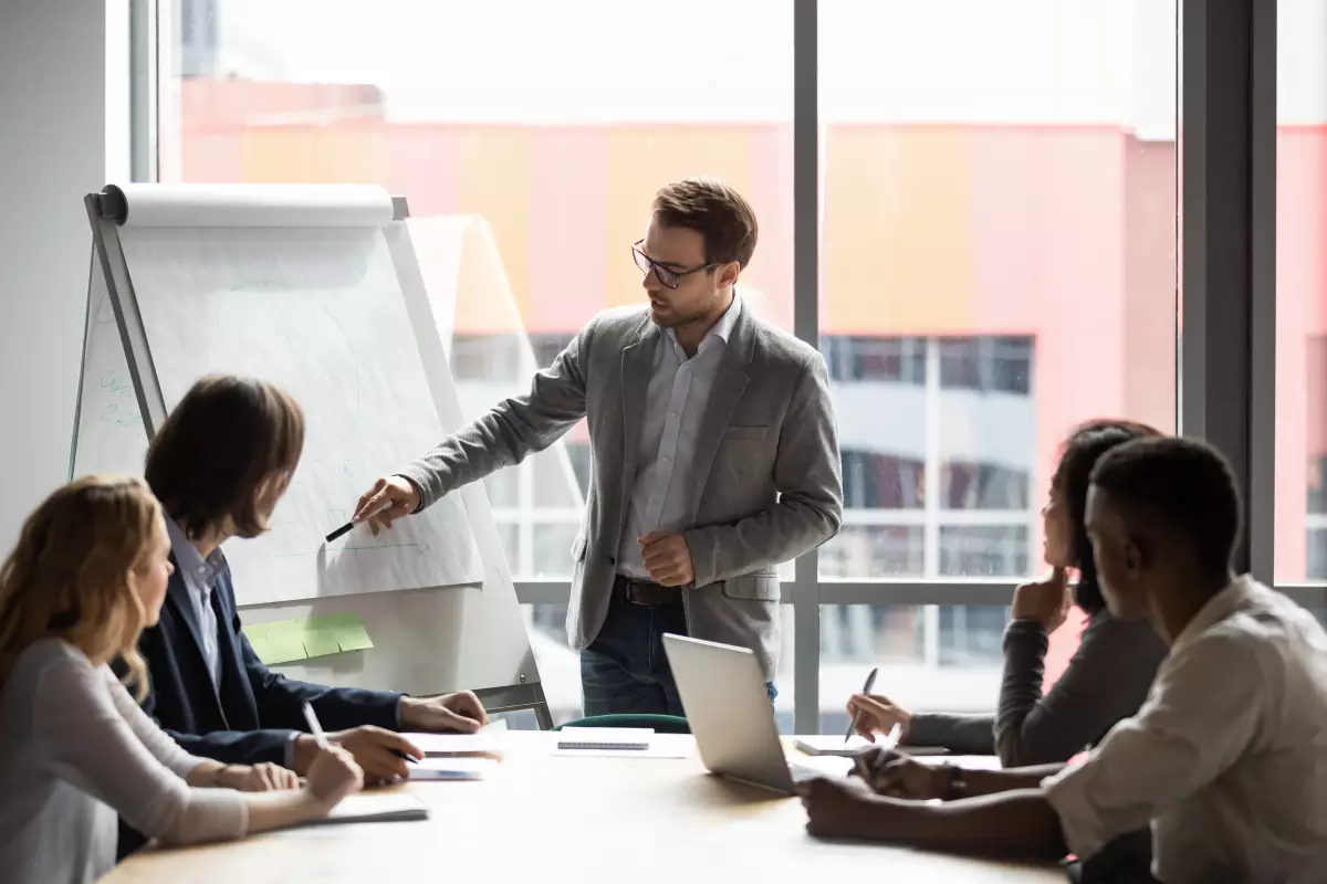transformation bureaux en logements - une réunion d'investisseurs devant un paperboard 