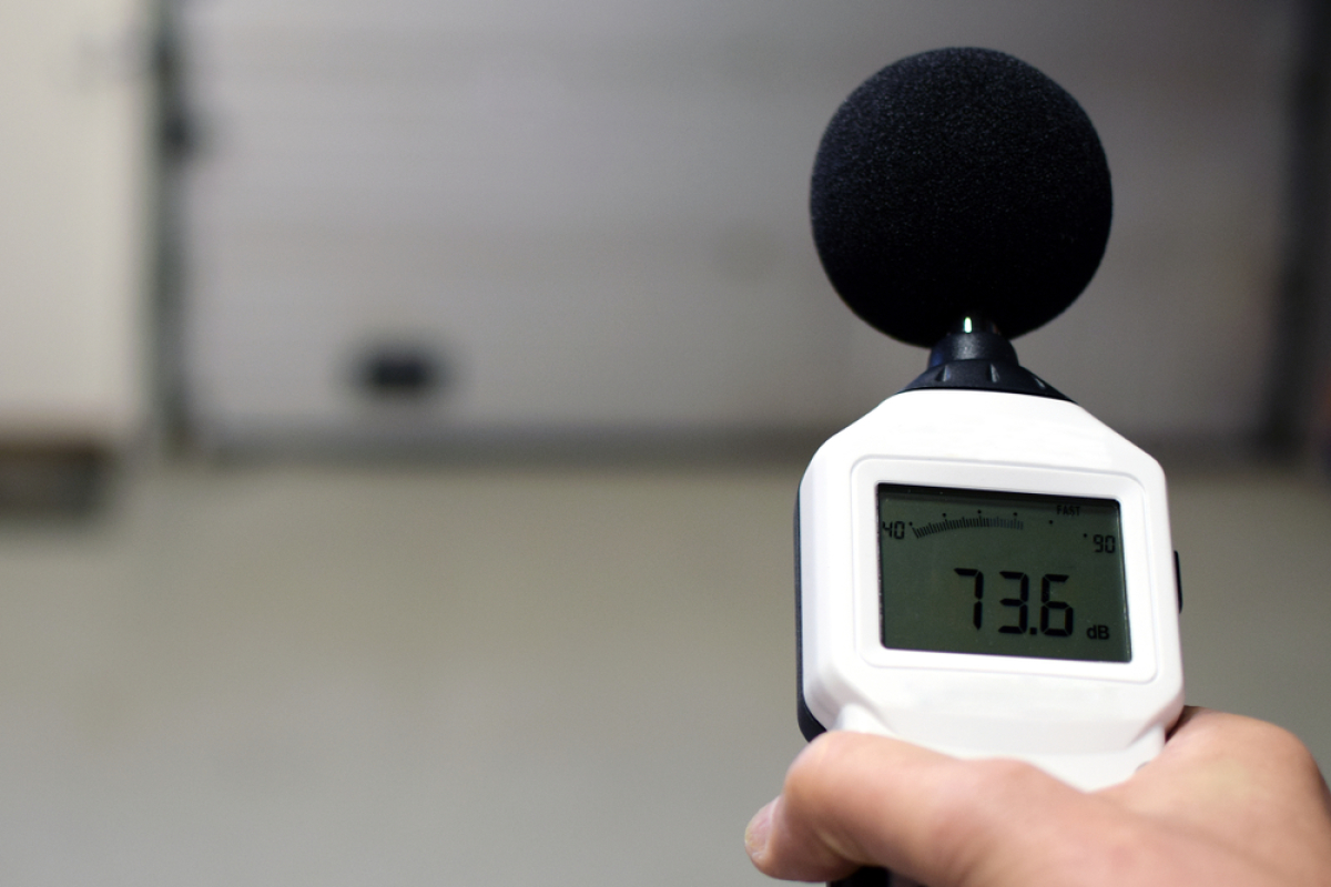  norme acoustique logement neuf – un sonomètre qui mesure le niveau de décibel 