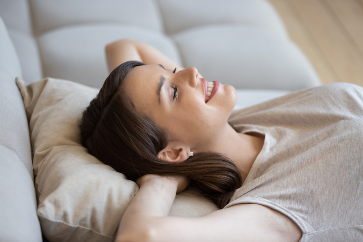 norme acoustique logement neuf – une femme sereine et apaisée