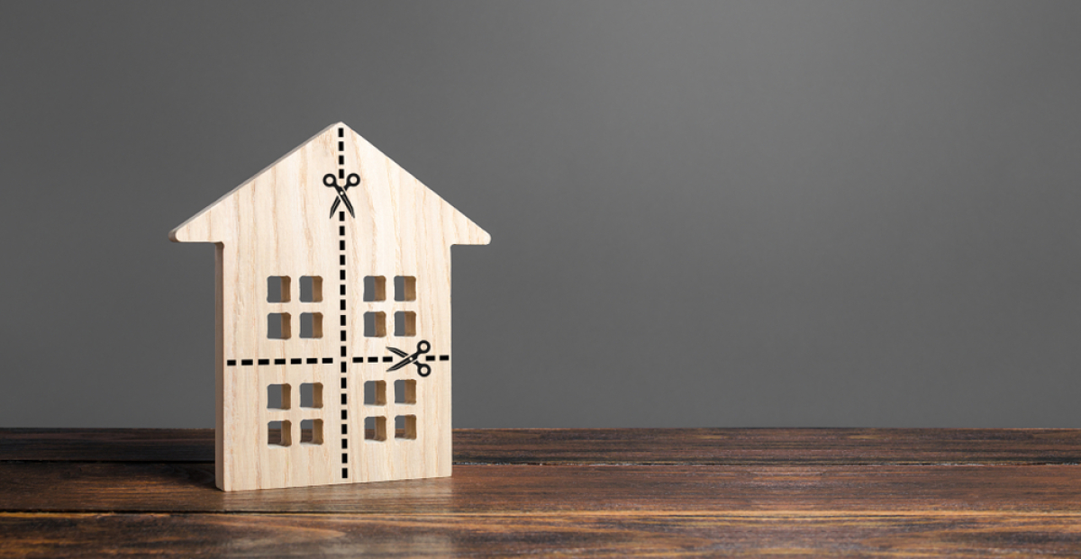 Investissement locatif en SCI – Une maison miniature en bois avec des pointillés de découpe dessinés dessus