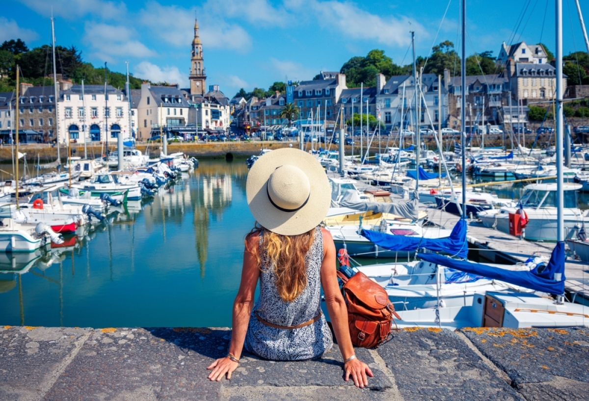 une femme de dos assise sur le port de Saint-Brieuc