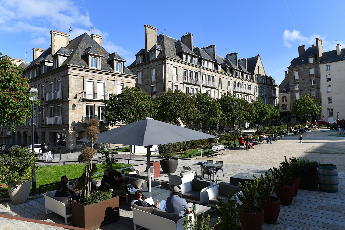 Des gens sur une place dans la vieille ville de Saint-Malo