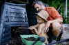 Un père et sa fille s'occupent du compost