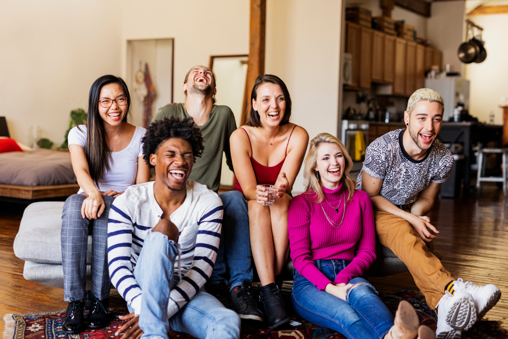 un groupe de jeunes colocataires rient ensemble