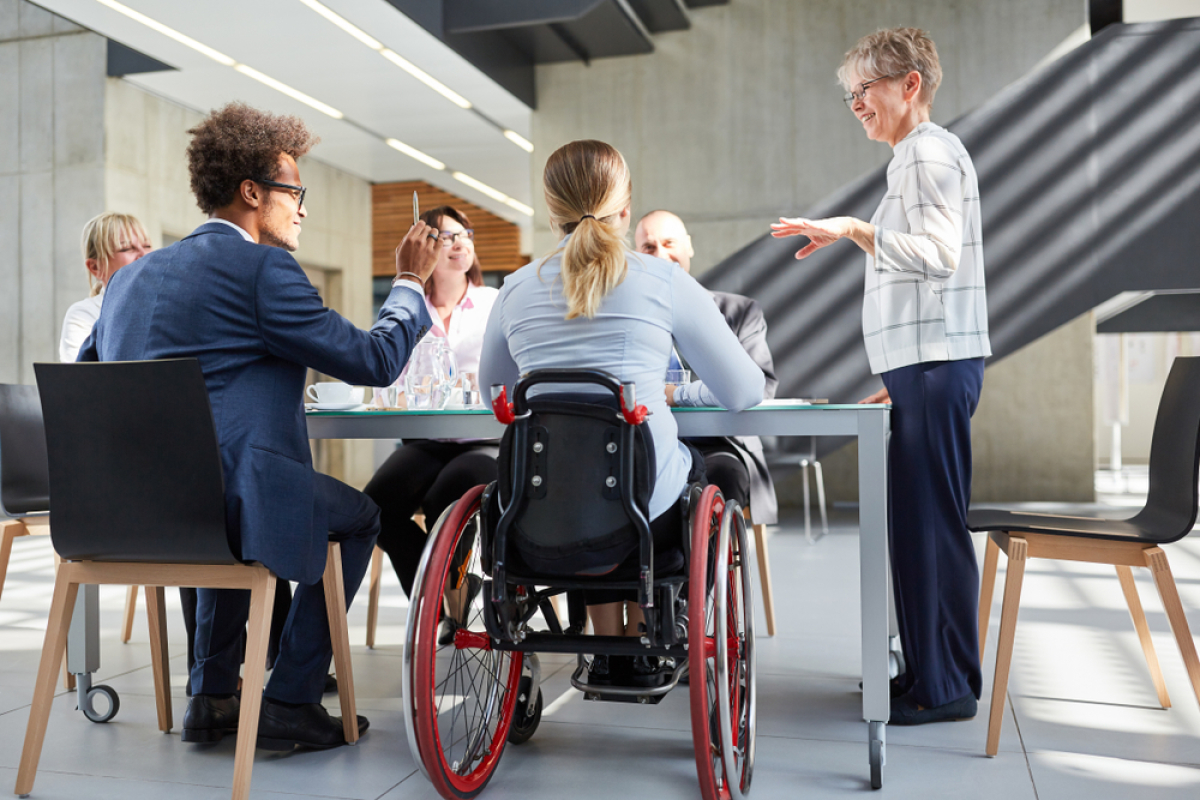 une réunion de personnes valides et en fauteuil roulant