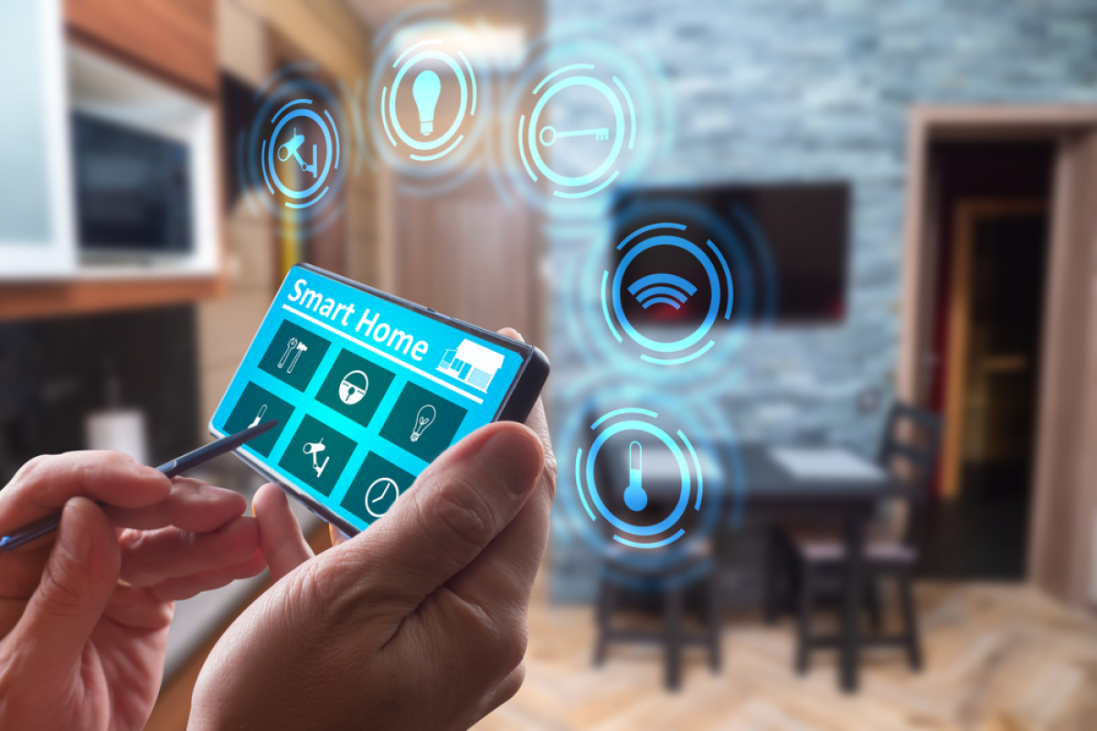 une tablette numérique sur une application smart home