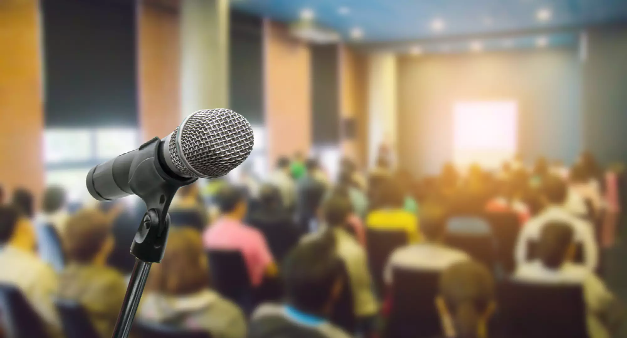 un micro dans une salle de conférence