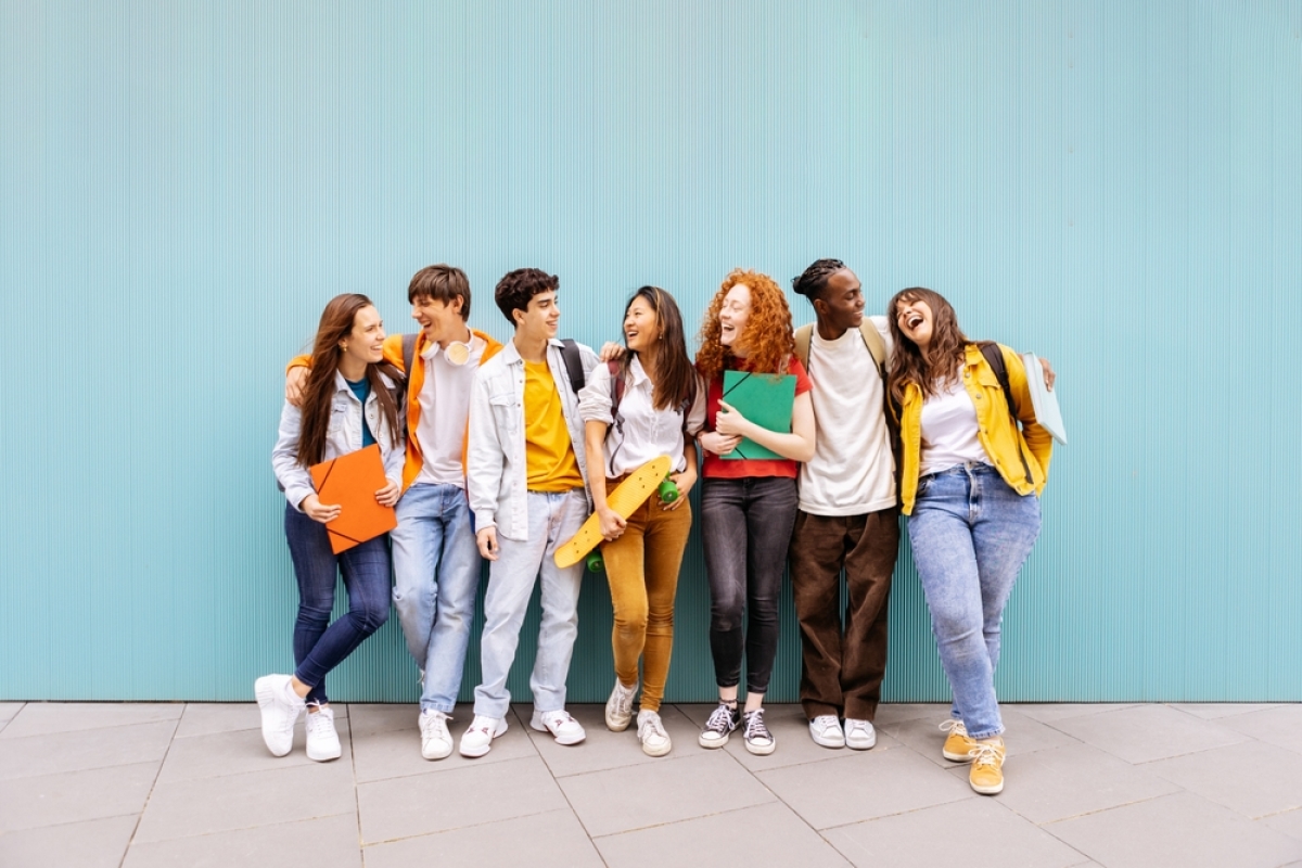 Rennes étant la 3e ville étudiante de France, la population jeune y est très nombreuse où investir à Rennes en 2024 – des étudiants rient adossés à un mur