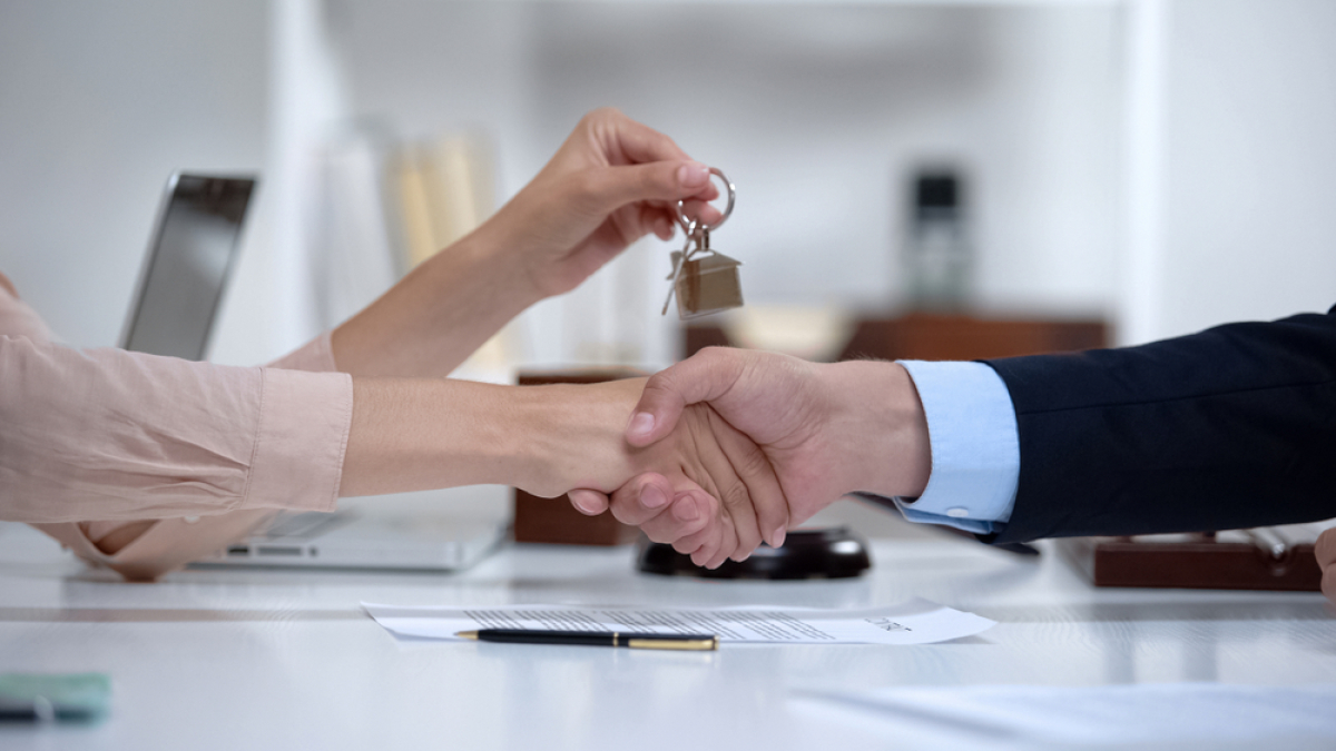 baisse des taux 2025 – une poignée de main et un porte clé maison