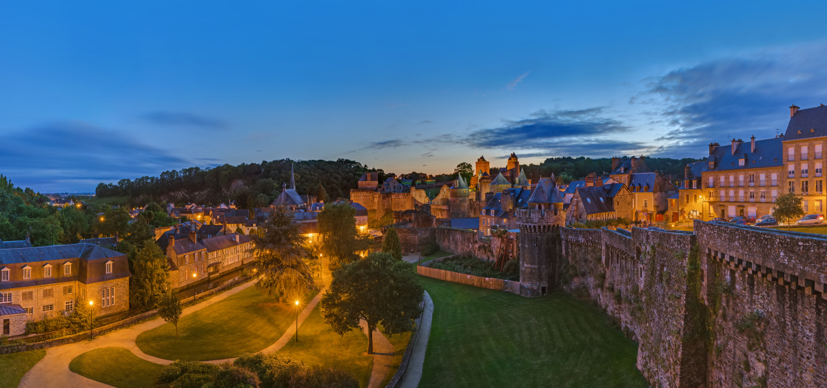 le château de Fougères de nuit