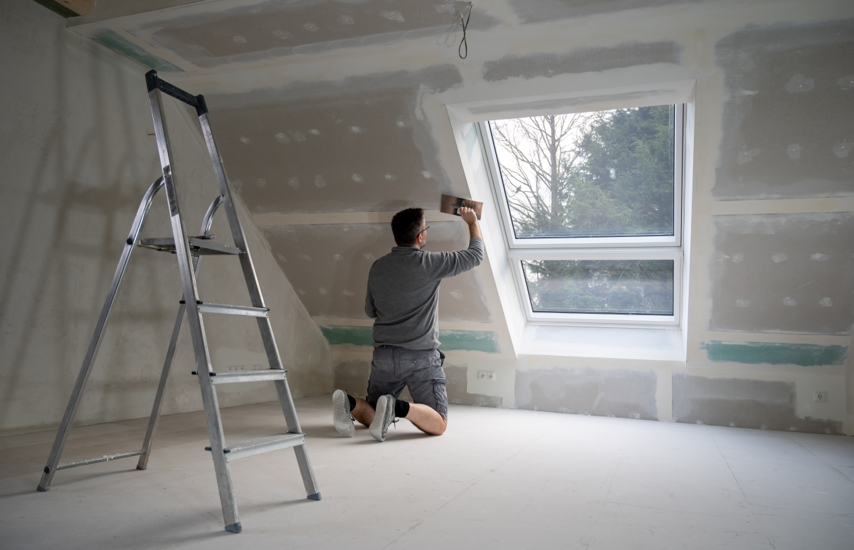 PLH 3000 logements neufs à Vitré – homme isolant un toit de l'interieur