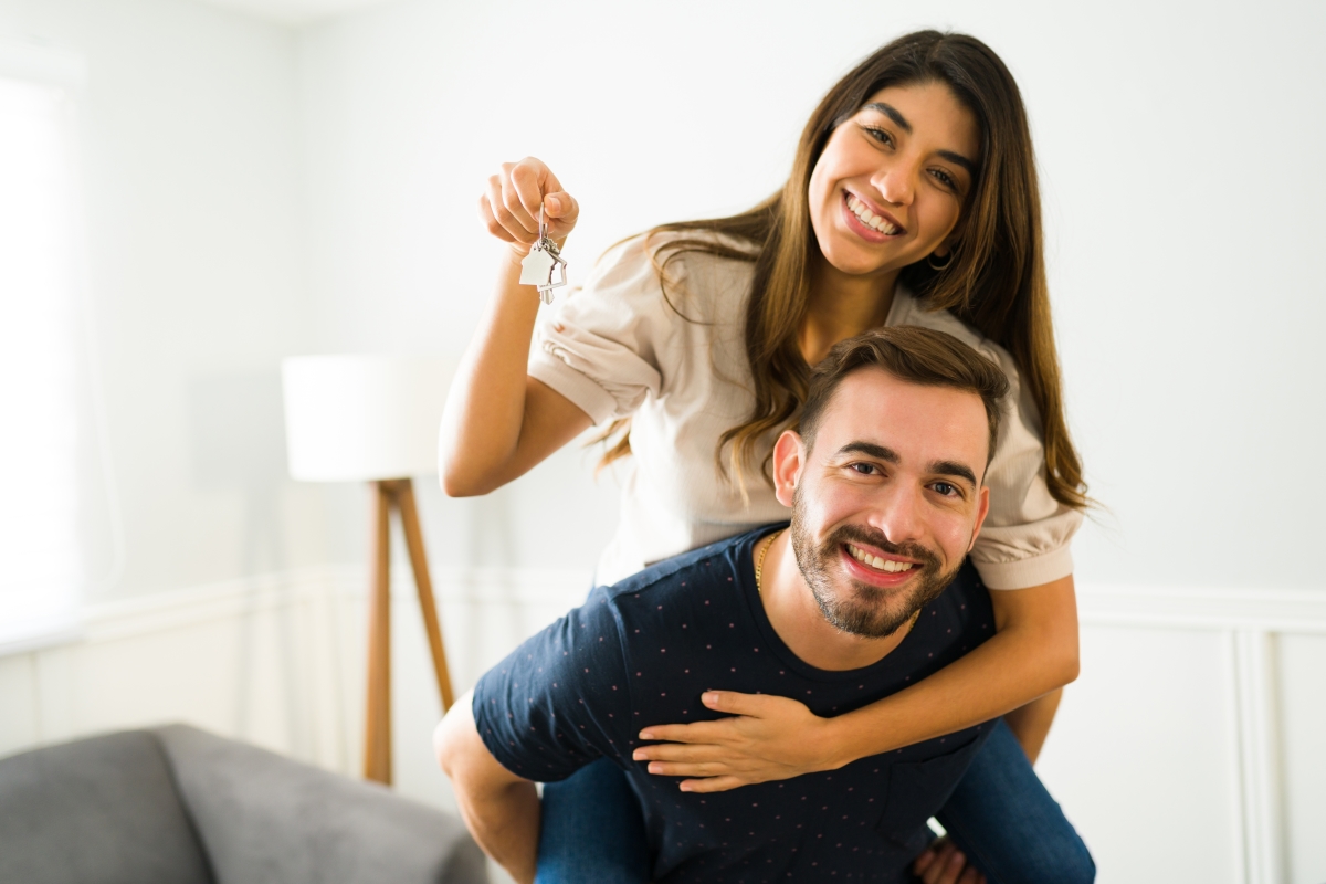 annonces logement françois bayrou – un couple de jeunes propriétaires