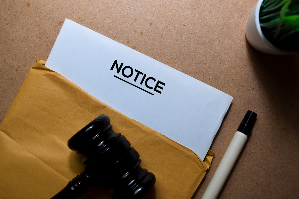 un dossier titré notice avec un marteau de justice