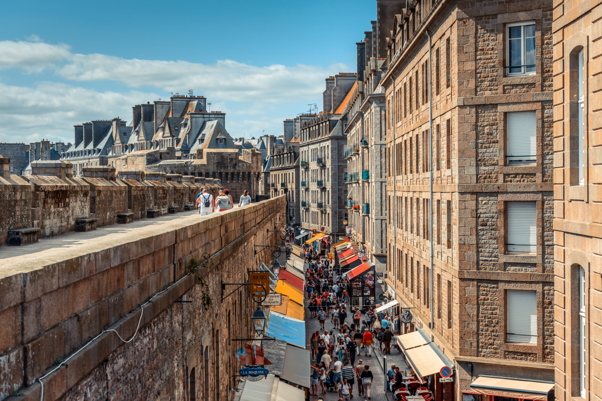 les remparts de Saint-Malo en été