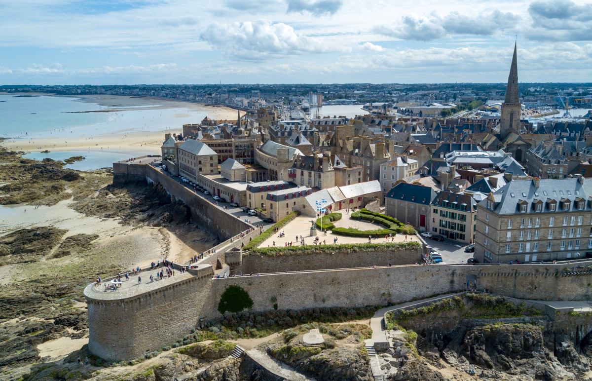 saint-malo victoire contre airbnb – Saint-malo intra muros vue drone