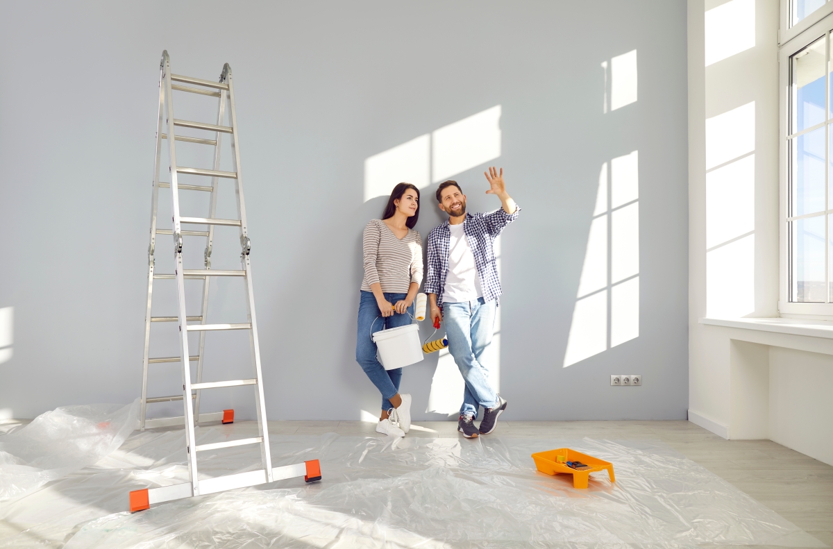 un couple dans un séjour en travaux