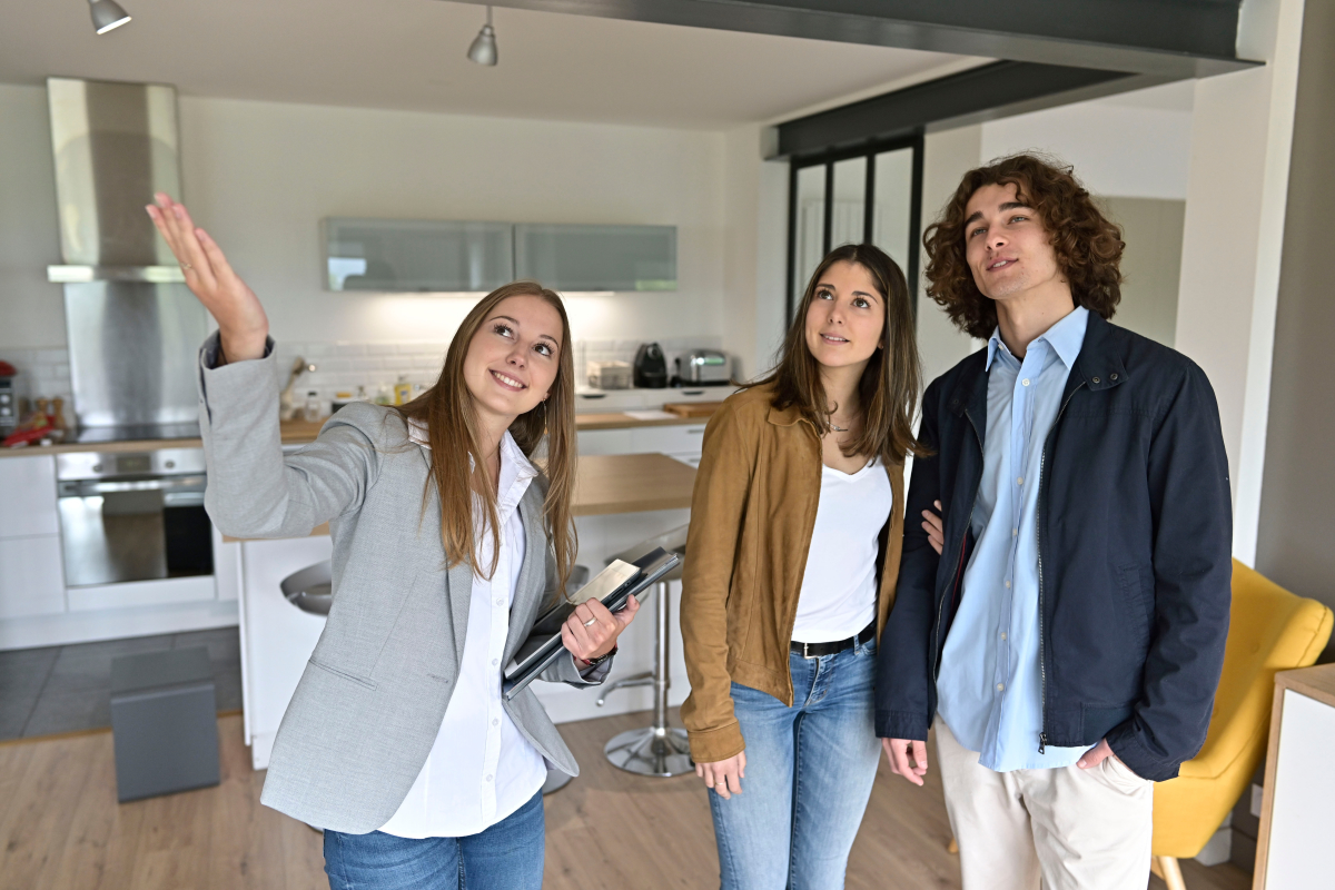 un couple visite un appartement neuf à Rennes