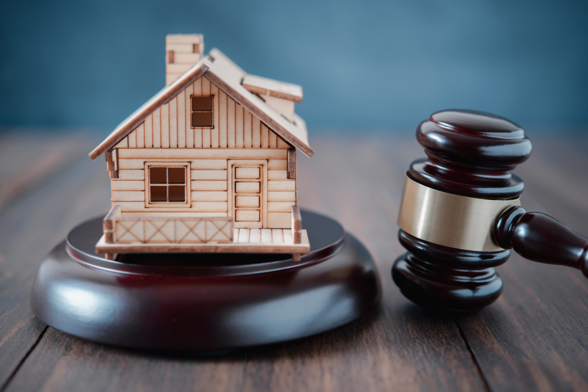 ppl crédit immobilier interêts d'emprunt pris en charge par l'employeur – une maison de bois sur le socle d'un marteau de justice