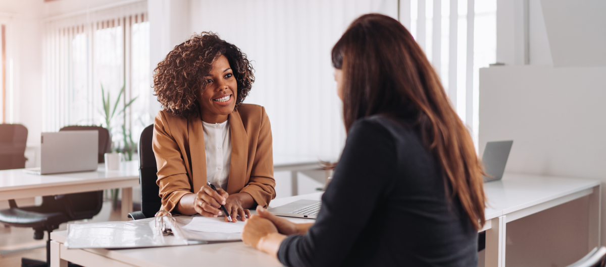 discution entre deux femmes dans un bureau de banque