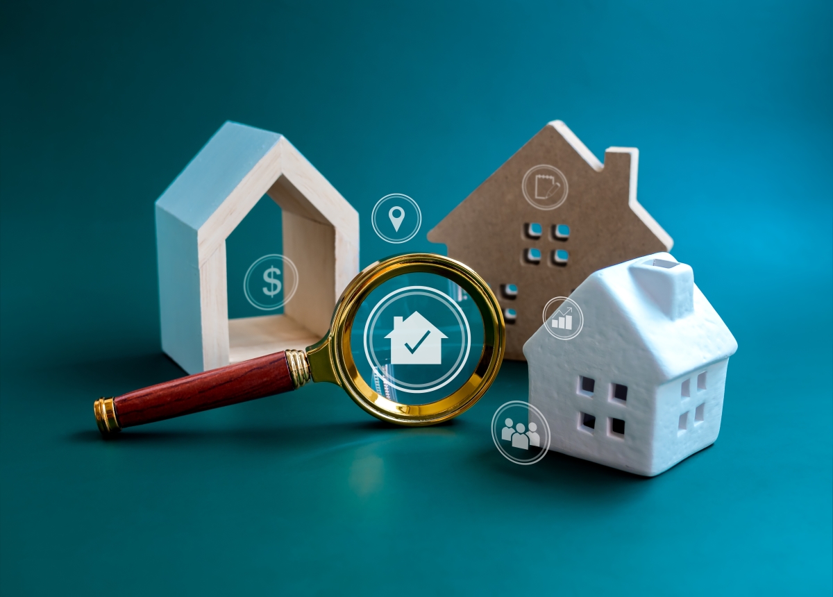 tva et lmnp – des petites maquettes de maisons avec une loupe