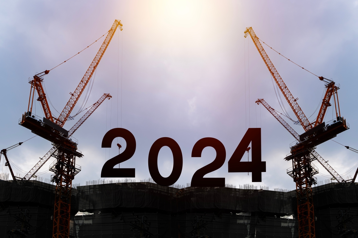 chantier à contre jour avec un panneau géant 2024