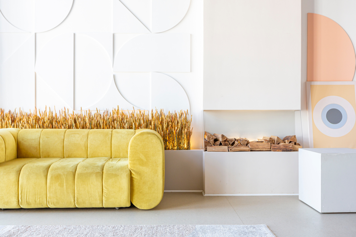 un salon ultra moderne avec un canapé design jaune