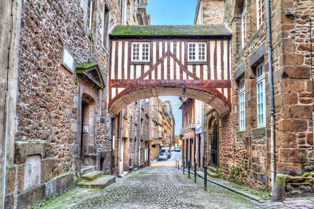 passage couvert avec colombage dans une ruelle à Saint-Malo