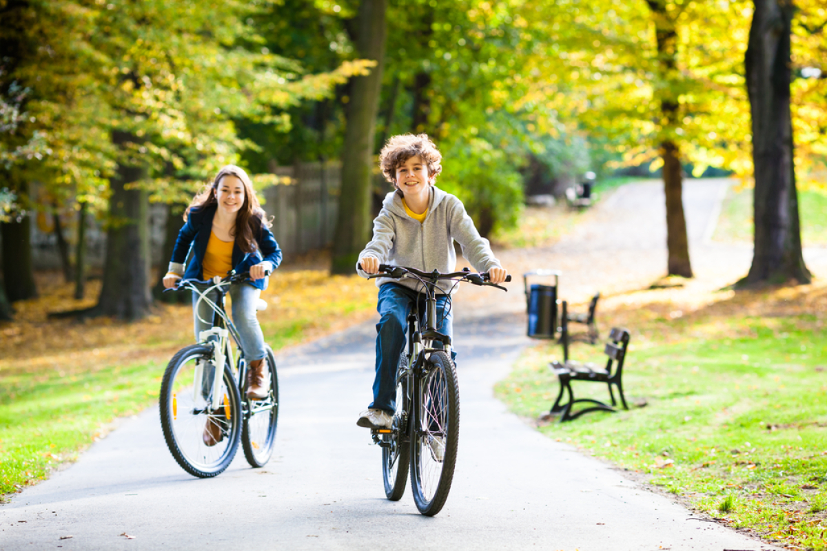 projet gaîté sud 380 logements st jacques de la lande – deux enfants à vélo dans un parc