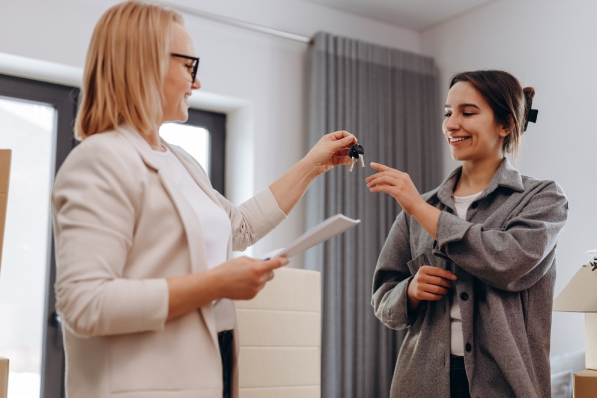 une propriétaire donne les clés de son logement à une locataire