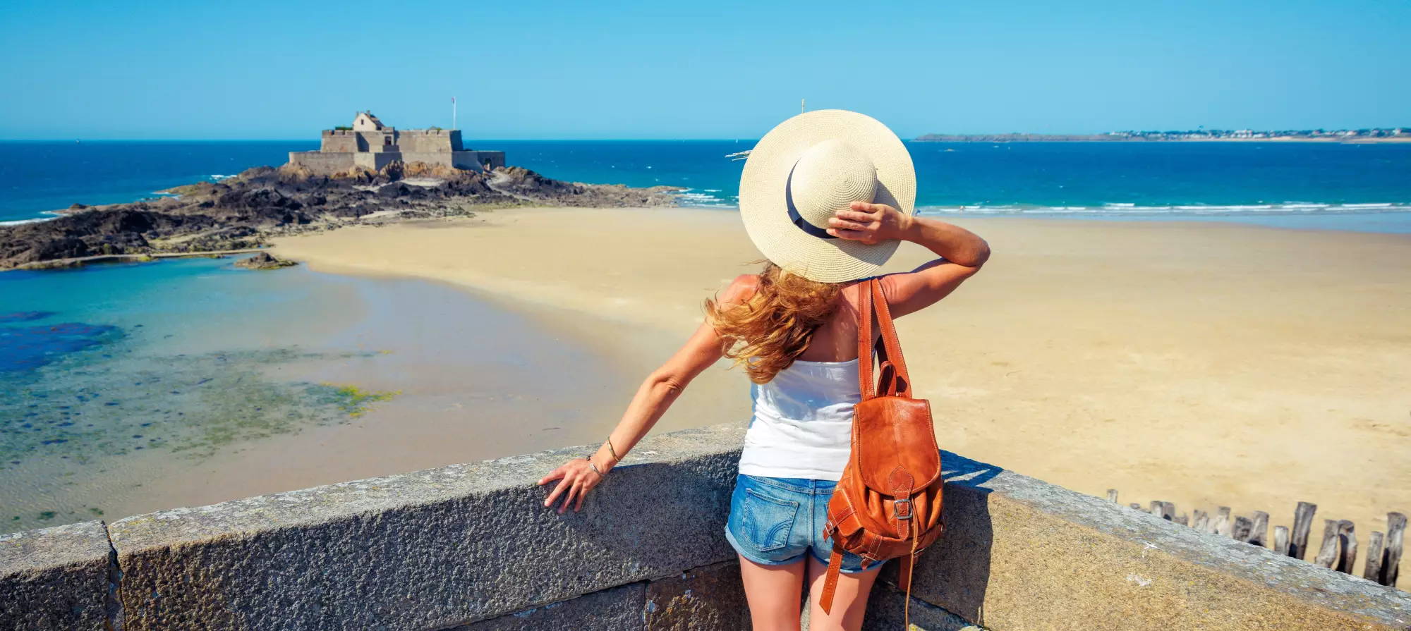 touriste devant la plage du Bon Sauveur à Saint-Malo